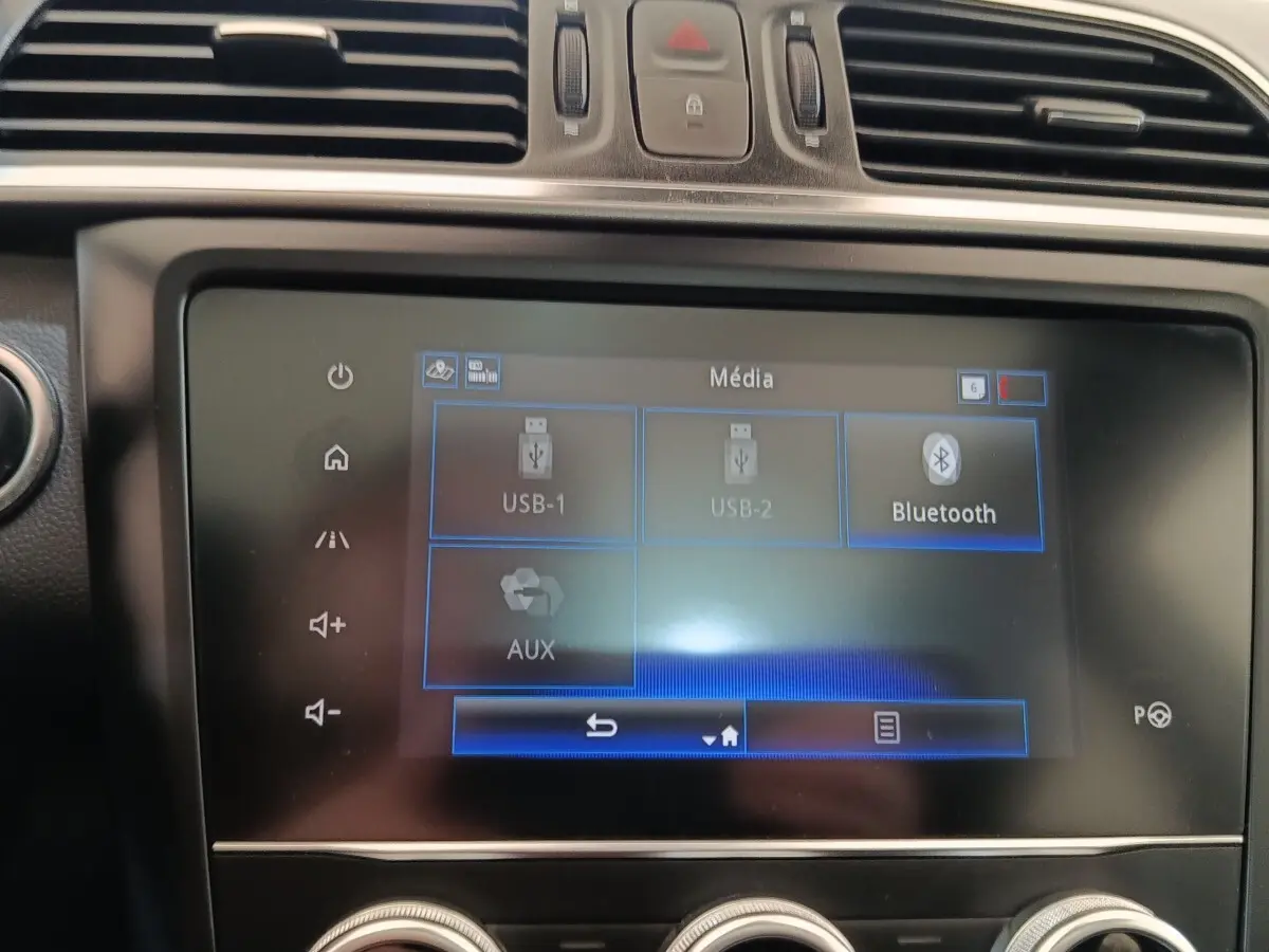 Écran tactile multimédia du tableau de bord du Renault Kadjar blanc, affichant les options USB et Bluetooth.