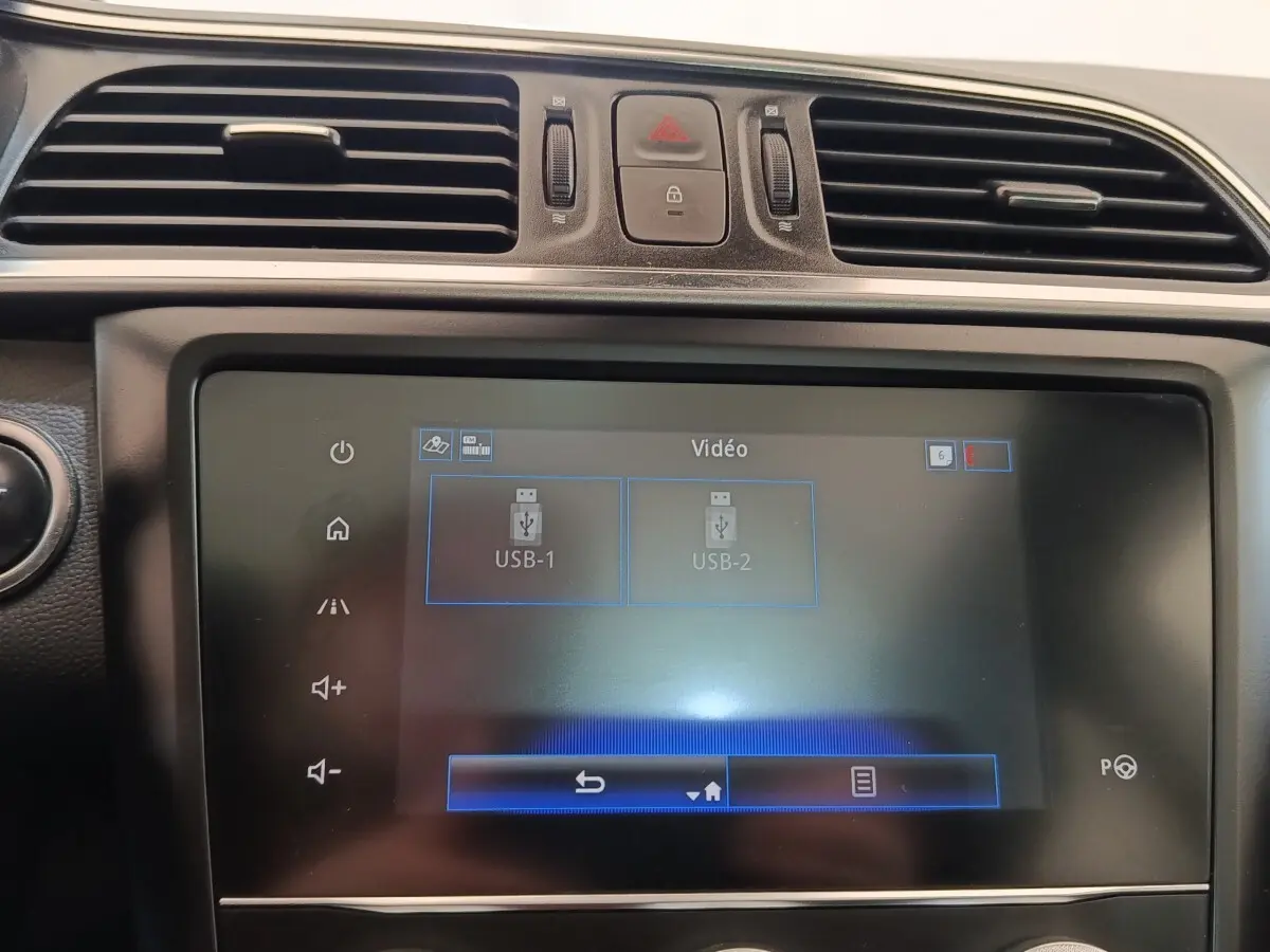Écran tactile central du tableau de bord du Renault Kadjar 2020, affichant les options USB en mode vidéo.