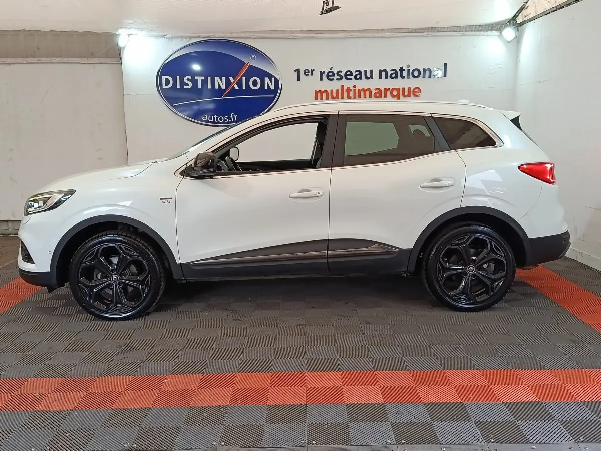 Profil côté gauche du Renault Kadjar Black Edition blanc, avec jantes noires et détails noirs sur bas de caisse.