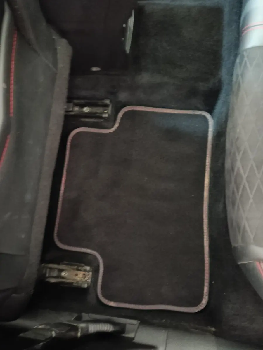 Vue rapprochée du tapis de sol noir avec surpiqûres rouges, côté arrière gauche du Renault Kadjar blanc Black Edition 2020.