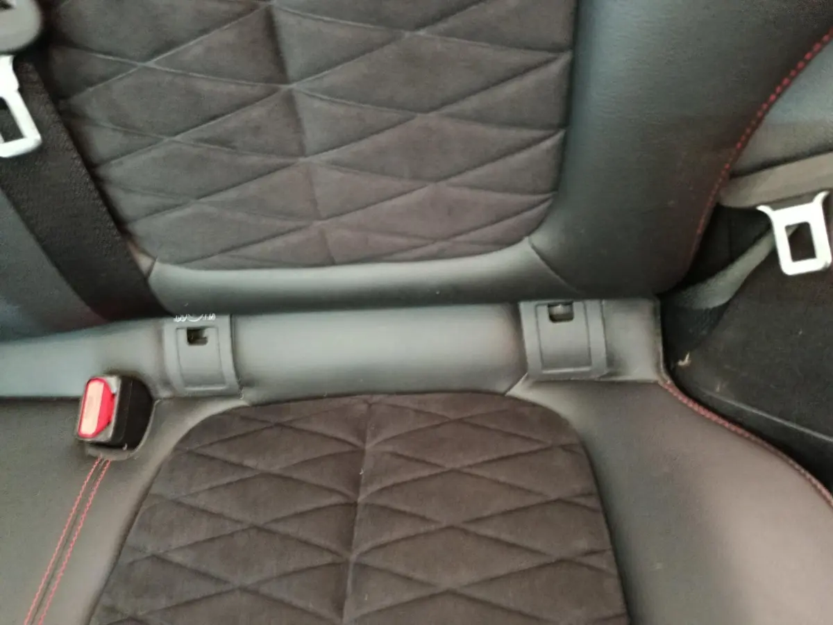 Gros plan sur la banquette arrière noire avec surpiqûres rouges du Renault Kadjar Black Edition 2020.
