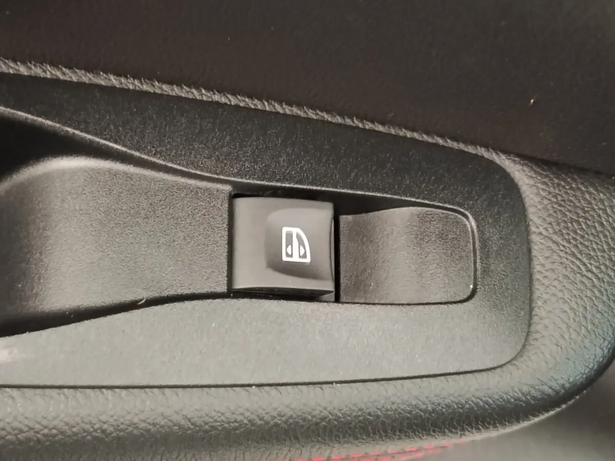 Bouton de commande de lève-vitre électrique noir sur panneau de porte intérieur du Renault Kadjar blanc Black Edition 2020.