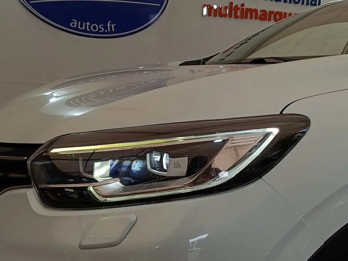 Gros plan sur le phare avant droit LED du Renault Kadjar Black Edition blanc, soulignant ses lignes modernes.