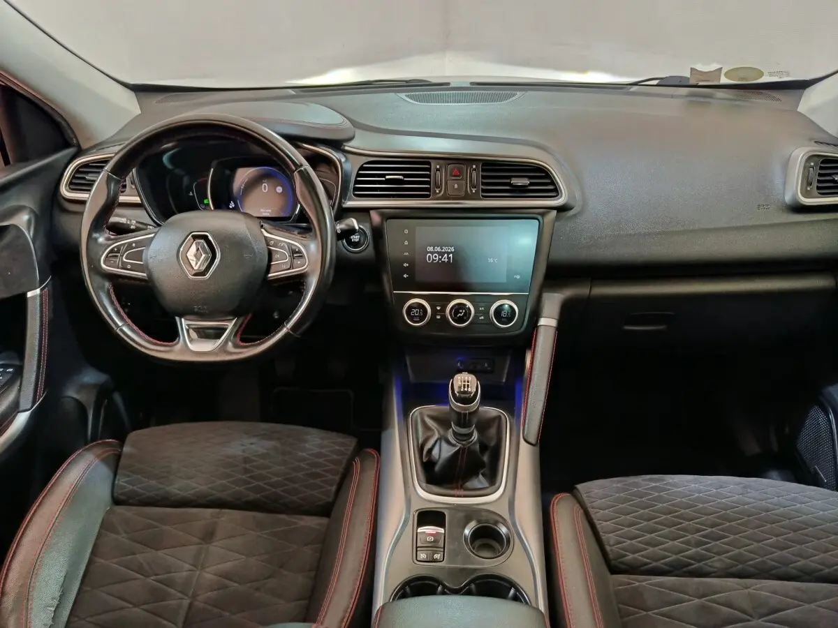 Vue intérieure avant du Renault Kadjar Black Edition 2020, volant cuir, écran tactile 7 pouces et levier de vitesse manuel.