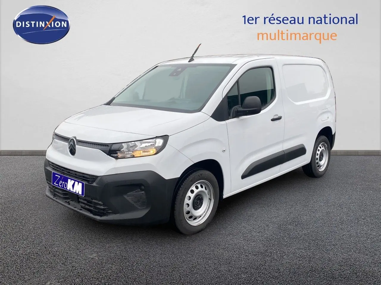 Vue 3/4 avant droite d'un Citroën Berlingo Fourgon blanc avec porte latérale coulissante et jantes acier.