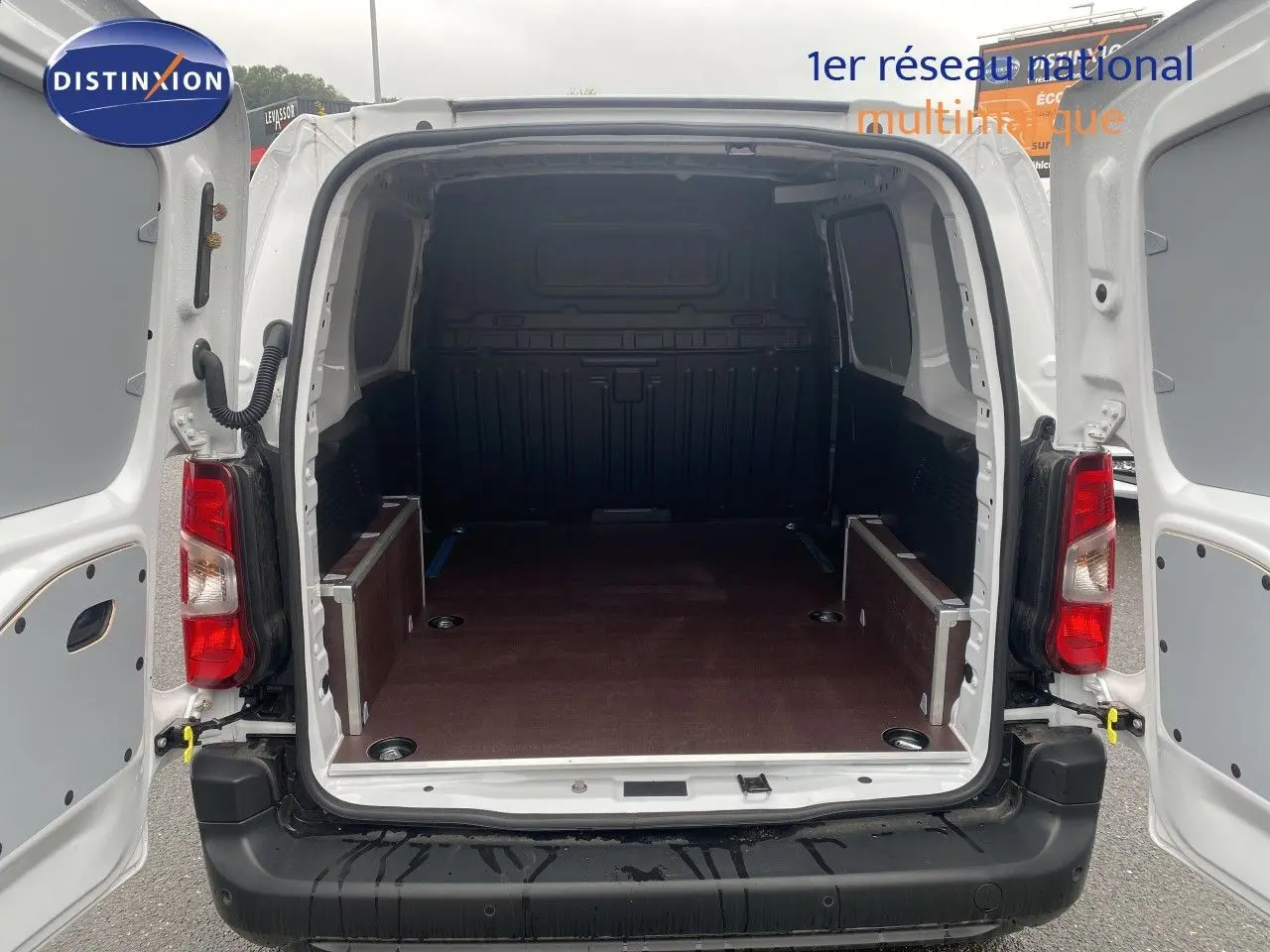 Vue arrière ouverte du Citroën Berlingo Fourgon blanc 2025, montrant l’espace de chargement vide avec plancher en bois.