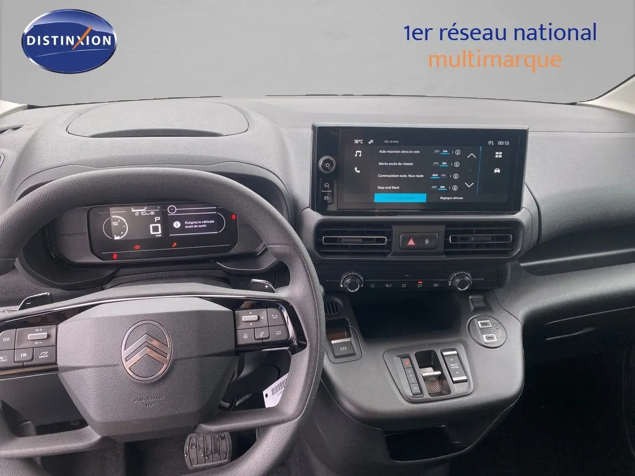 Vue intérieure du tableau de bord du Citroën Berlingo Fourgon blanc 2025, avec volant multifonction et écran tactile central.