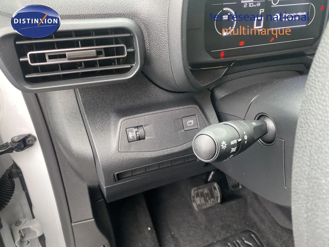 Détail intérieur côté gauche du tableau de bord du Citroën Berlingo Fourgon blanc 2025 avec commandes d'éclairage et ventilation.