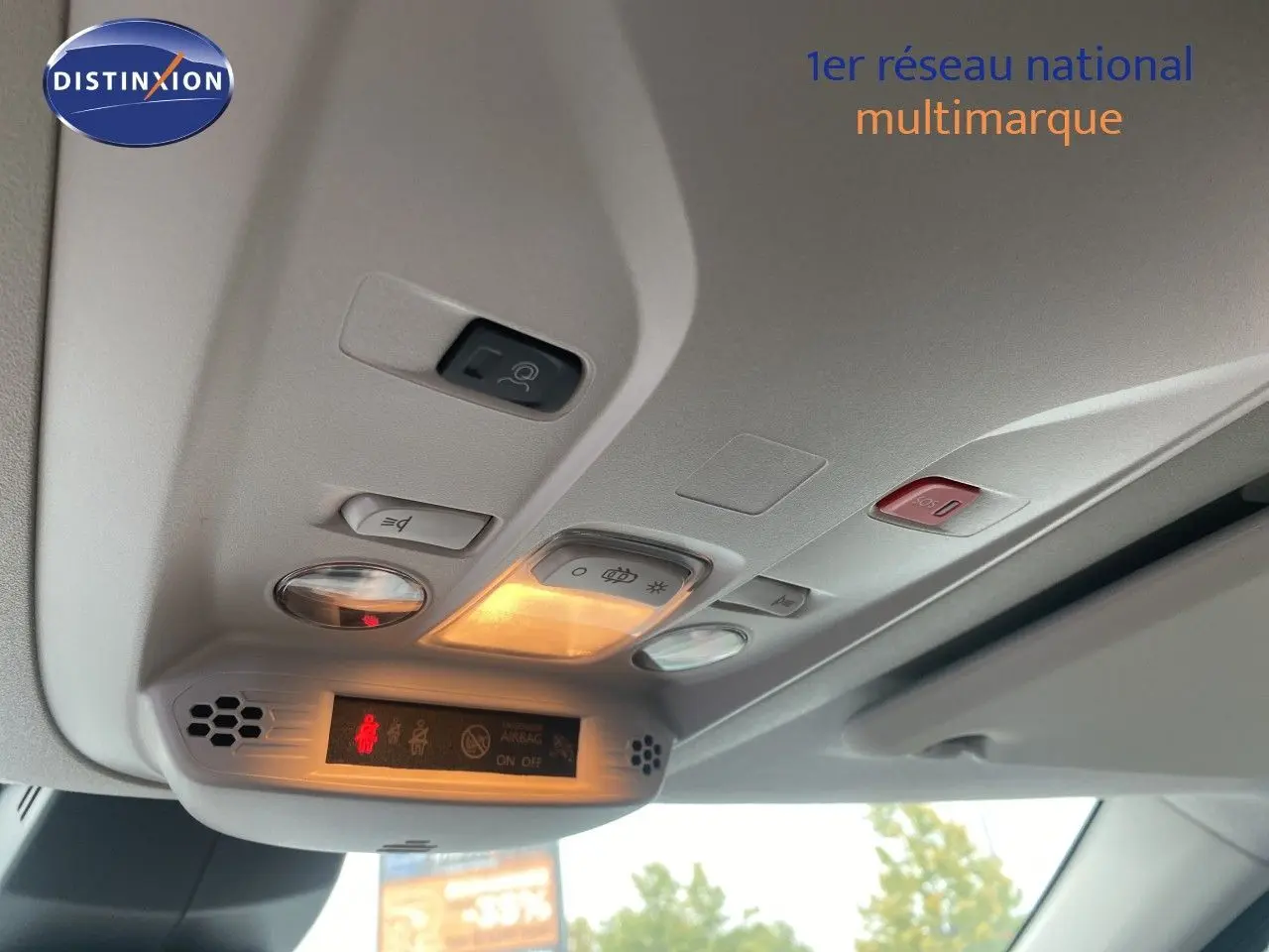 Vue intérieure du plafonnier avec commandes d’éclairage et indicateurs d’airbag allumés dans un Citroën Berlingo blanc.