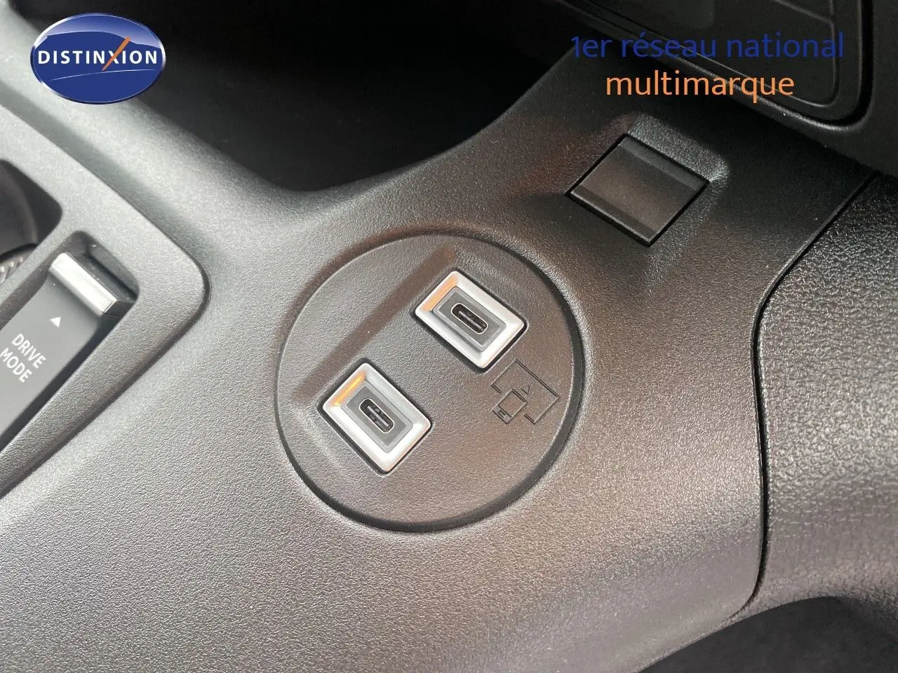 Gros plan sur les ports USB-C doubles du tableau de bord du Citroën Berlingo Fourgon blanc, version 2025.