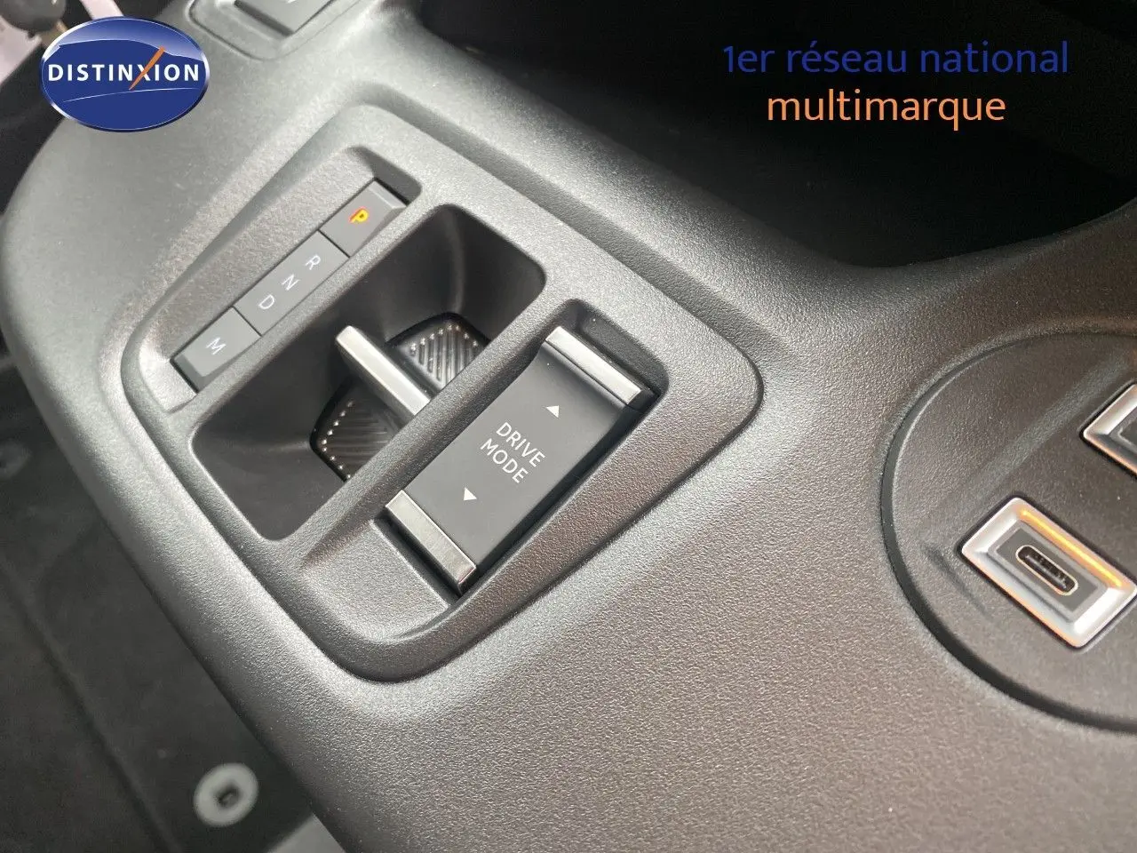 Gros plan sur la console centrale du Citroën Berlingo Fourgon blanc, avec sélecteur de boîte auto et bouton Drive Mode.