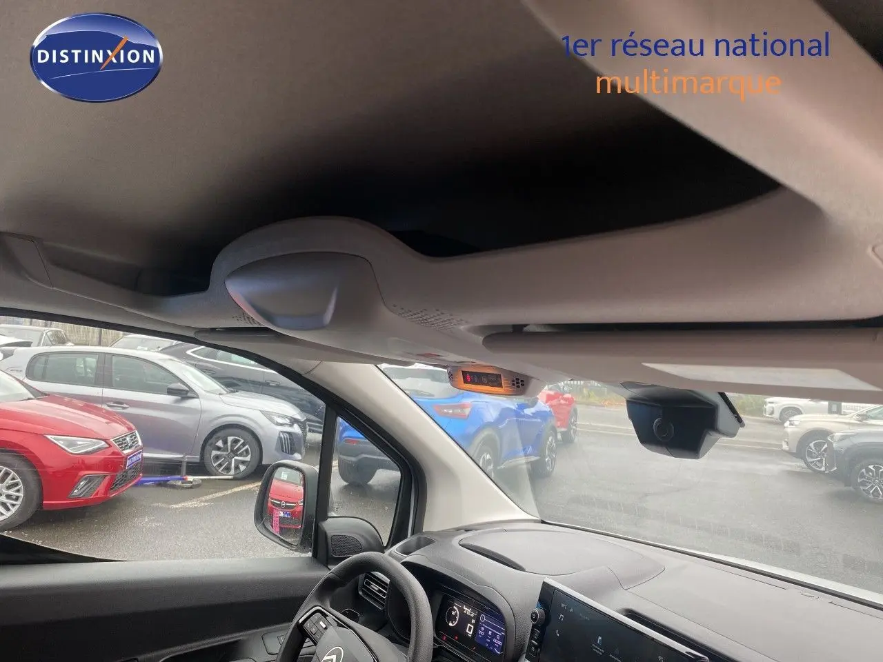 Vue intérieure du poste de conduite du Citroën Berlingo Fourgon blanc, avec tableau de bord et volant multifonction visibles.
