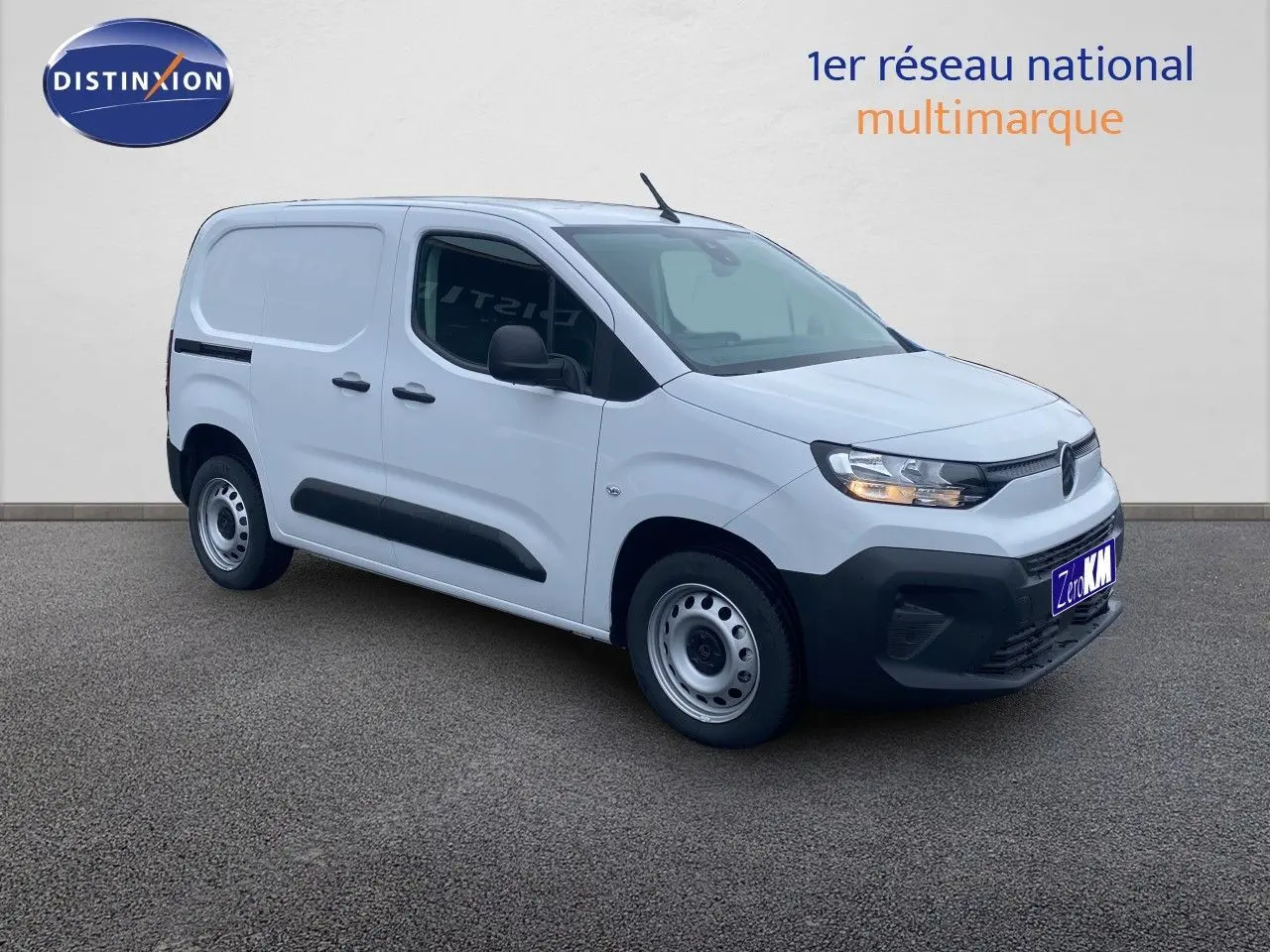 Vue 3/4 avant droit d’un Citroën Berlingo Fourgon blanc avec porte latérale coulissante et jantes acier.