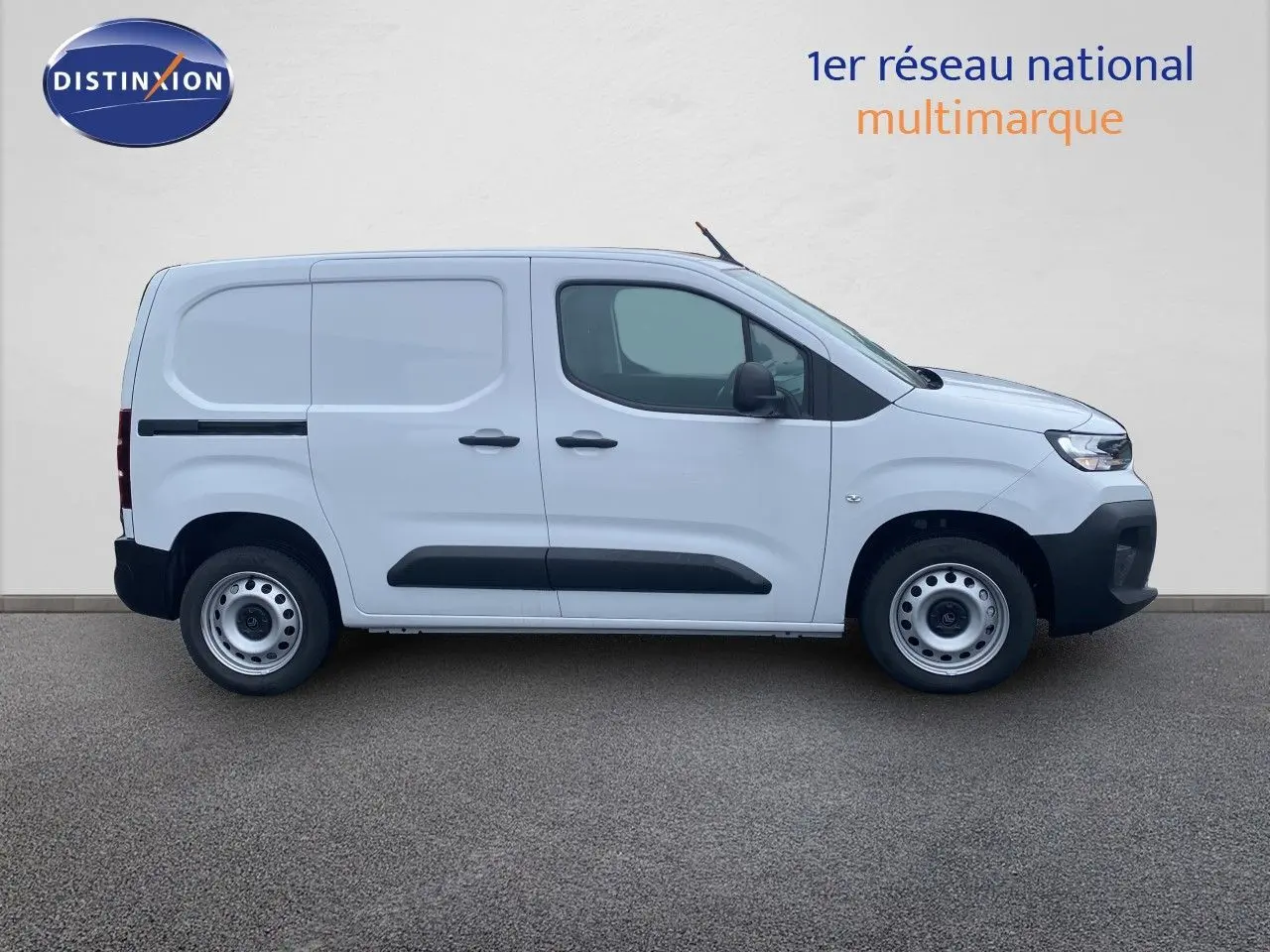 Profil droit du Citroën Berlingo Fourgon blanc 2025 avec porte latérale coulissante et jantes acier.