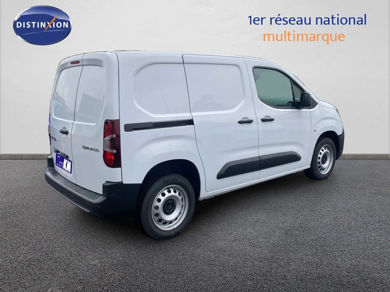 Vue 3/4 arrière droite d'un Citroën Berlingo Fourgon blanc avec porte latérale coulissante et double portes arrière.