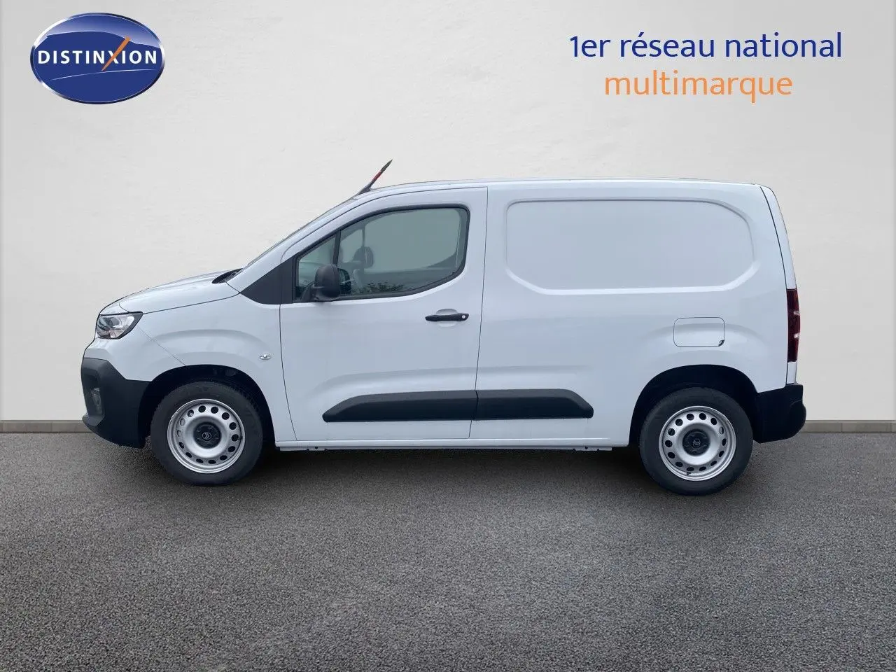 Profil droit d’un utilitaire Citroën Berlingo Fourgon blanc 2025 avec porte latérale coulissante et protections noires.