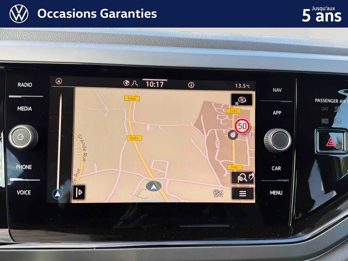 Vue rapprochée de l’écran tactile du système de navigation du Volkswagen Taigo gris, avec interface cartographique affichée.
