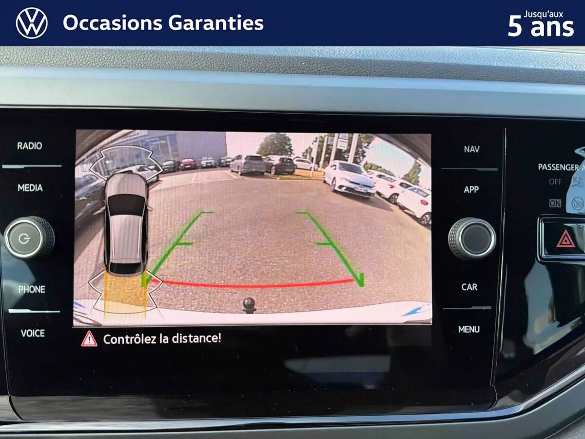 Écran de caméra de recul du Volkswagen Taigo gris montrant l’arrière avec attelage amovible en vue centrale.