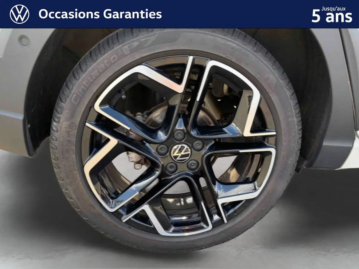 Gros plan sur la jante alliage 18 pouces noire et argentée du Volkswagen Taigo gris, avec pneu Pirelli Cinturato P7.