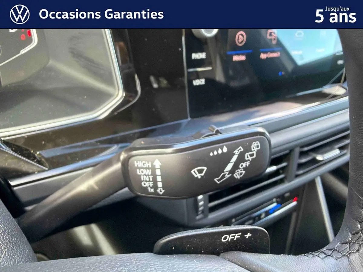 Vue rapprochée de l'intérieur du Volkswagen Taigo 2025, montrant la commande d'essuie-glace et le tableau de bord digital.