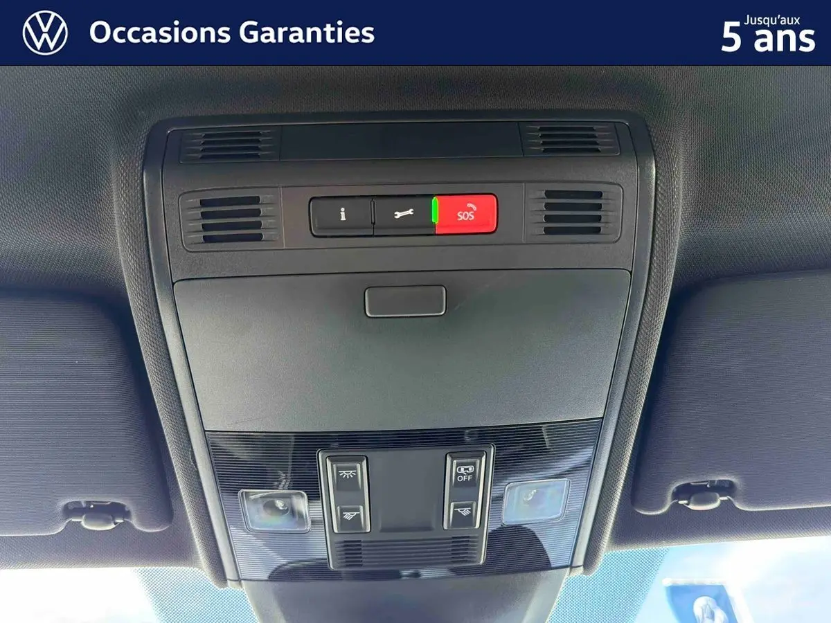 Vue intérieure en gros plan du plafonnier gris avec commandes d’éclairage et bouton SOS d’un Volkswagen Taigo.