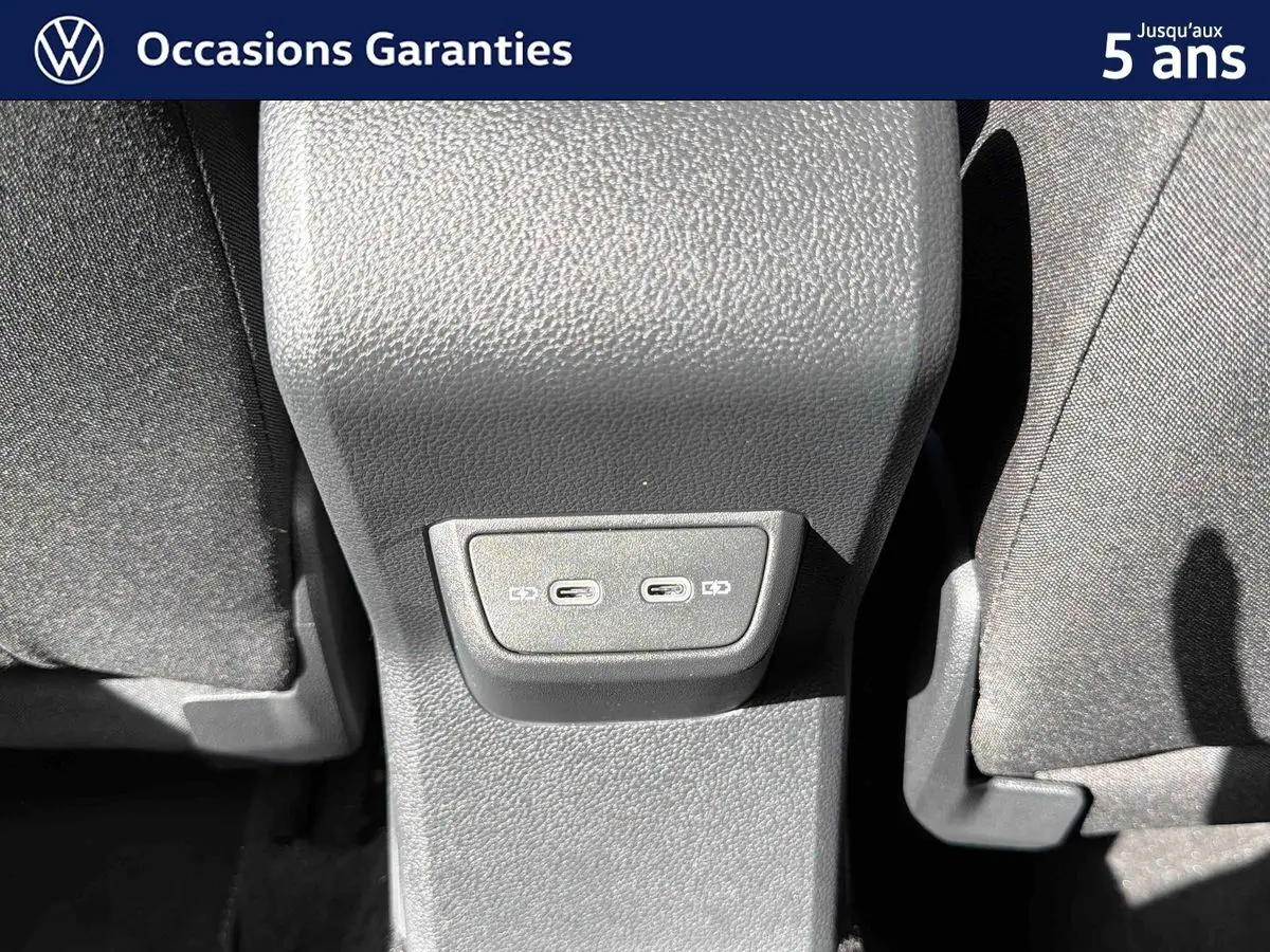 Gros plan sur la console centrale arrière grise du Volkswagen Taigo avec deux ports USB-C visibles entre les sièges.