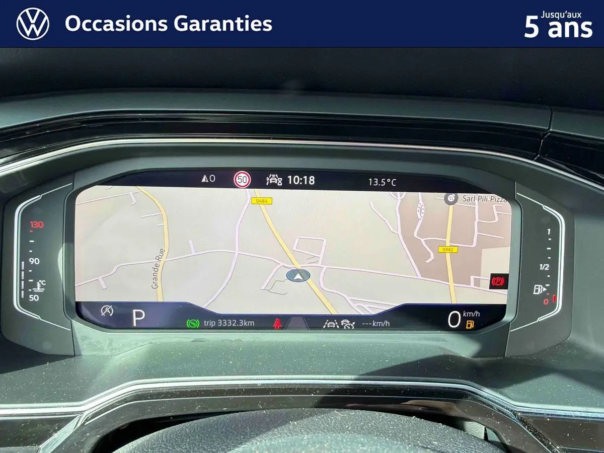 Affichage numérique du tableau de bord du Volkswagen Taigo 2025 montrant la navigation et les indicateurs de vitesse et température.