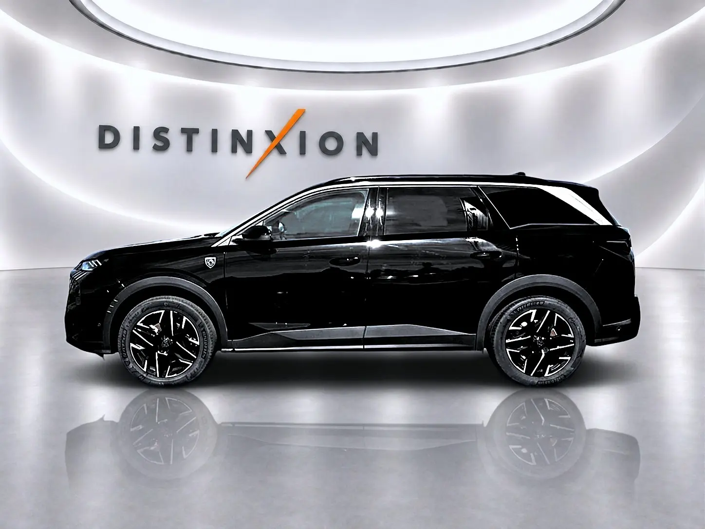 Peugeot 5008 Hybrid 145 GT e-dcs6 noir vue de profil côté gauche, jantes alu noires et logo Distinxion en arrière-plan.