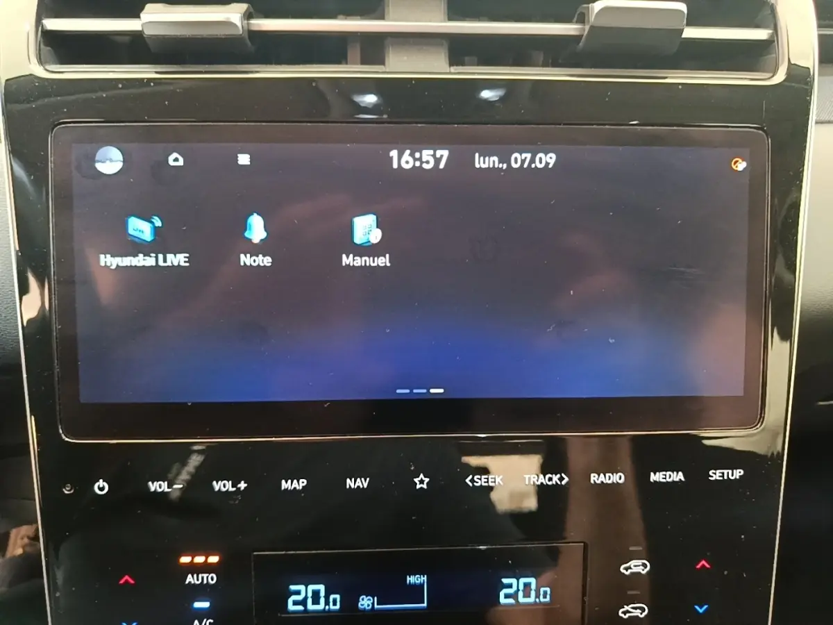 Écran tactile central du tableau de bord du Hyundai Tucson 2021, affichage des fonctions multimédia et navigation.
