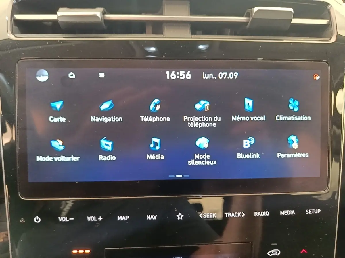Écran tactile central du tableau de bord du Hyundai Tucson 2021 affichant les icônes de navigation, téléphone et climatisation.