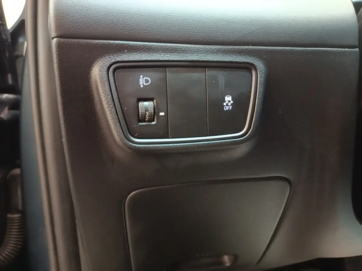Détail du panneau de commandes noires côté gauche du tableau de bord du Hyundai Tucson bleu 2021.