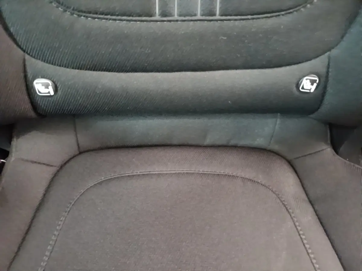 Détail des fixations Isofix sur la banquette arrière en tissu noir du Hyundai Tucson bleu 2021.