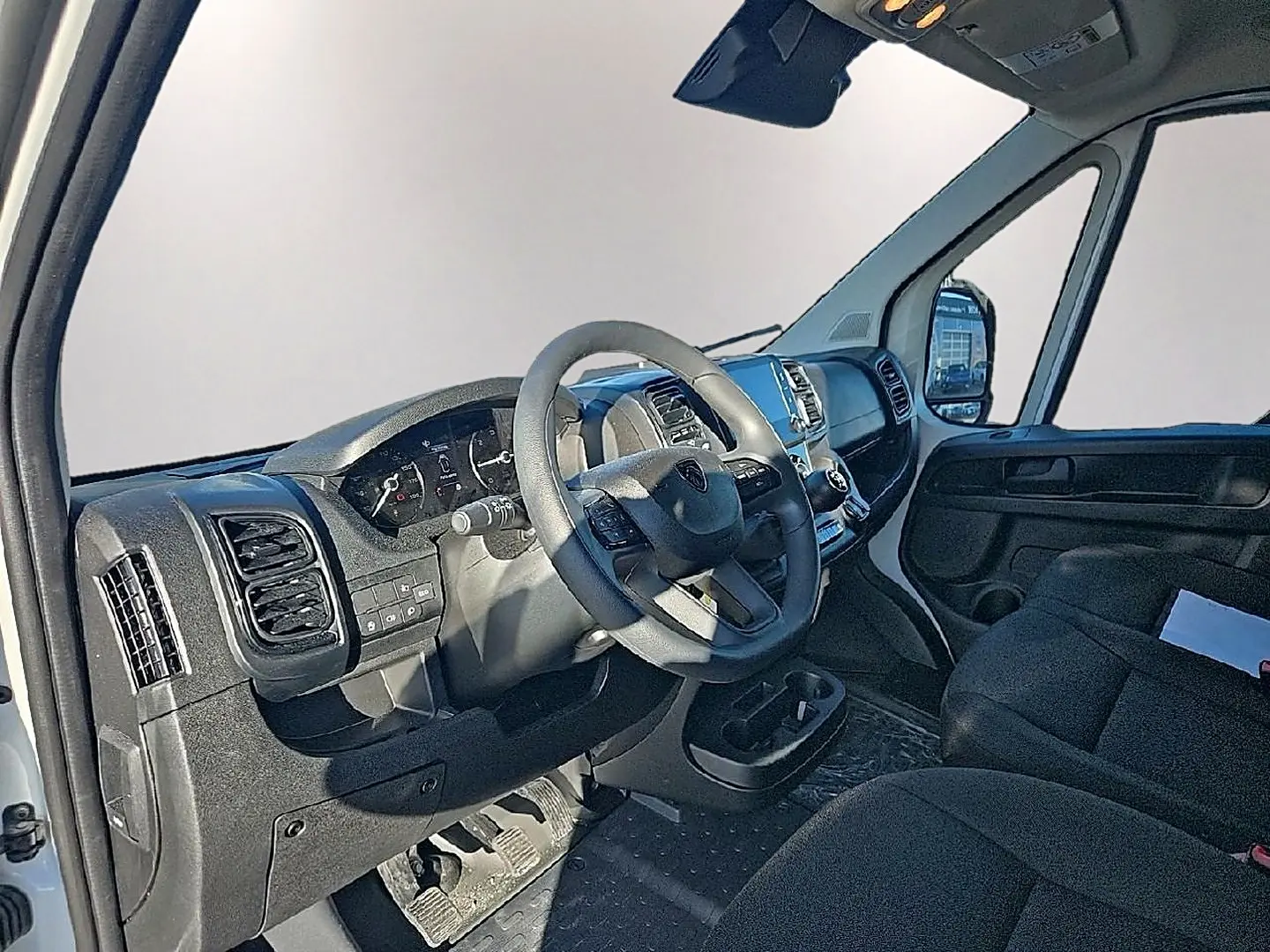 Vue intérieure côté conducteur du Peugeot Boxer Fourgon blanc 2026, montrant le tableau de bord et le volant.