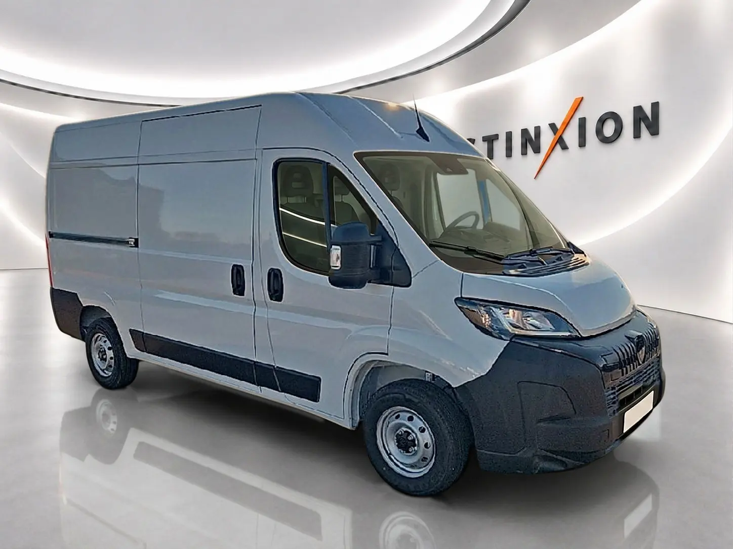 Peugeot Boxer Fourgon blanc vu en 3/4 avant droit, porte latérale coulissante et pare-chocs noir visible.