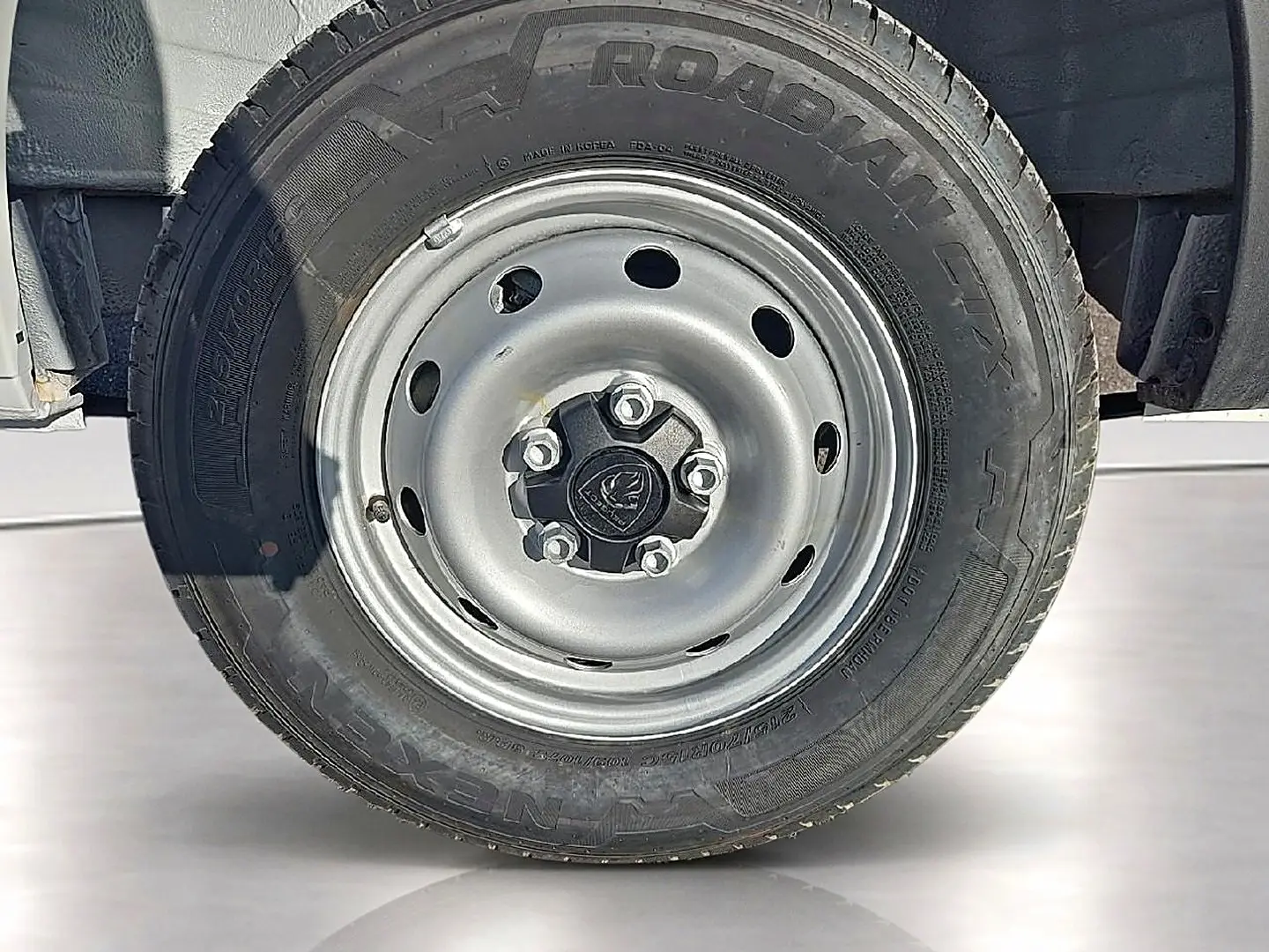Gros plan sur la roue de secours acier du Peugeot Boxer Fourgon blanc, montrant le pneu Nexen et le logo central.