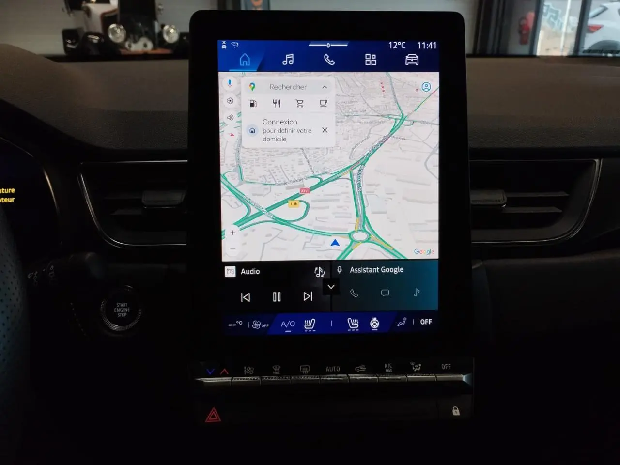 Écran central tactile du tableau de bord du Renault Symbioz 2025 affichant la navigation GPS.