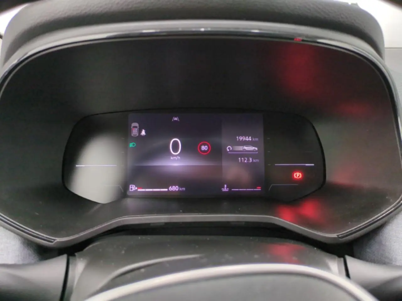 Compteur numérique couleur de la Renault Clio 2024 affichant vitesse, kilométrage et alertes au tableau de bord.