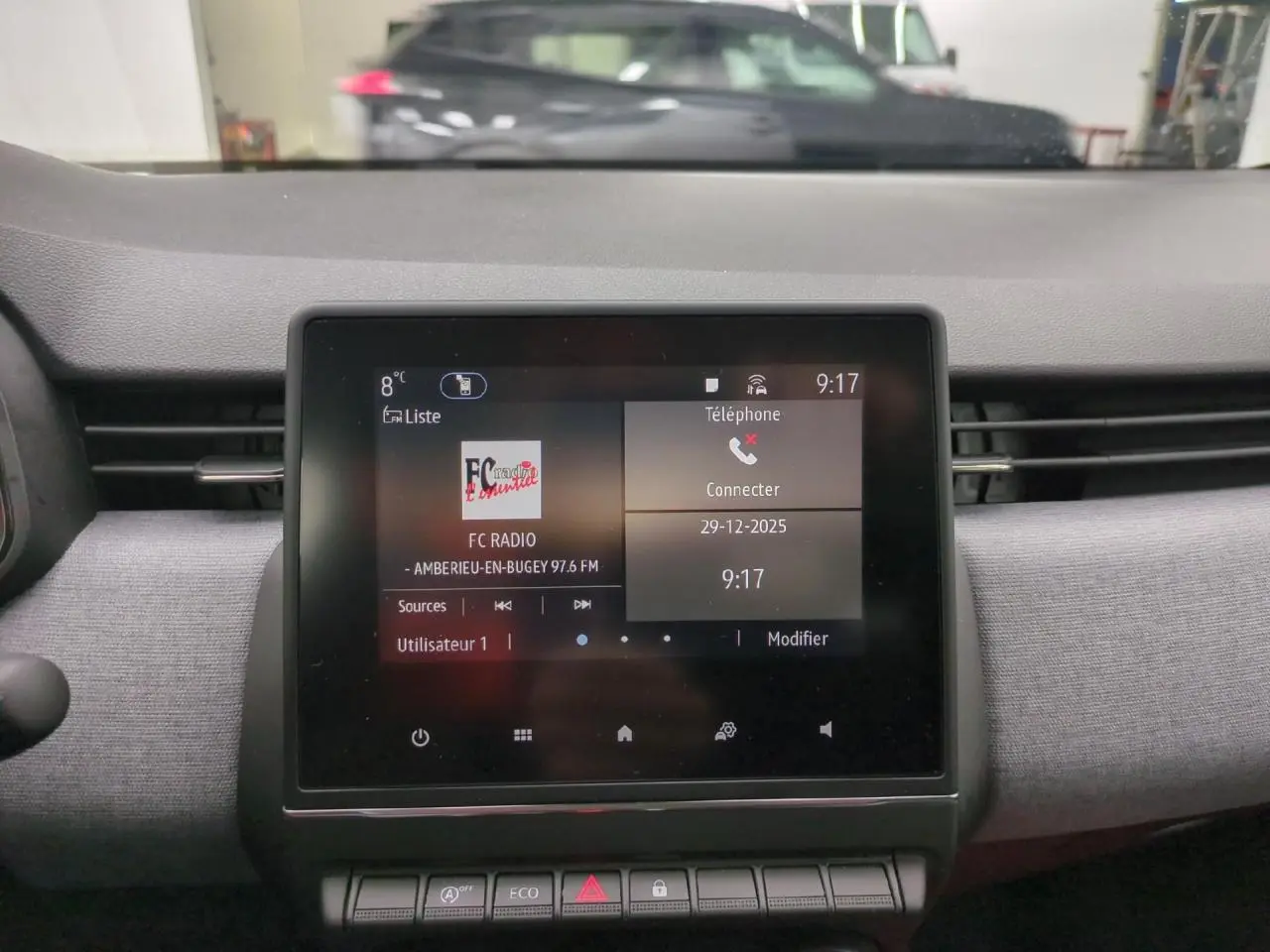 Vue rapprochée de l’écran tactile central de la Renault Clio 2024, avec tableau de bord gris et aérateurs latéraux.