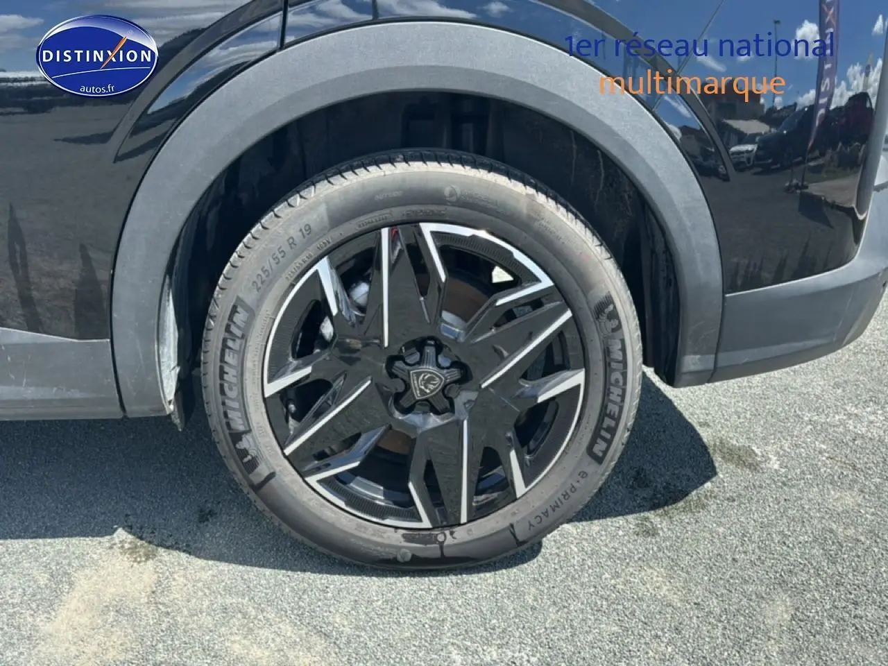 Gros plan sur la roue arrière droite noire avec jante alu au design moderne du Peugeot 5008 Hybrid 145 allure e-dcs6 noir.