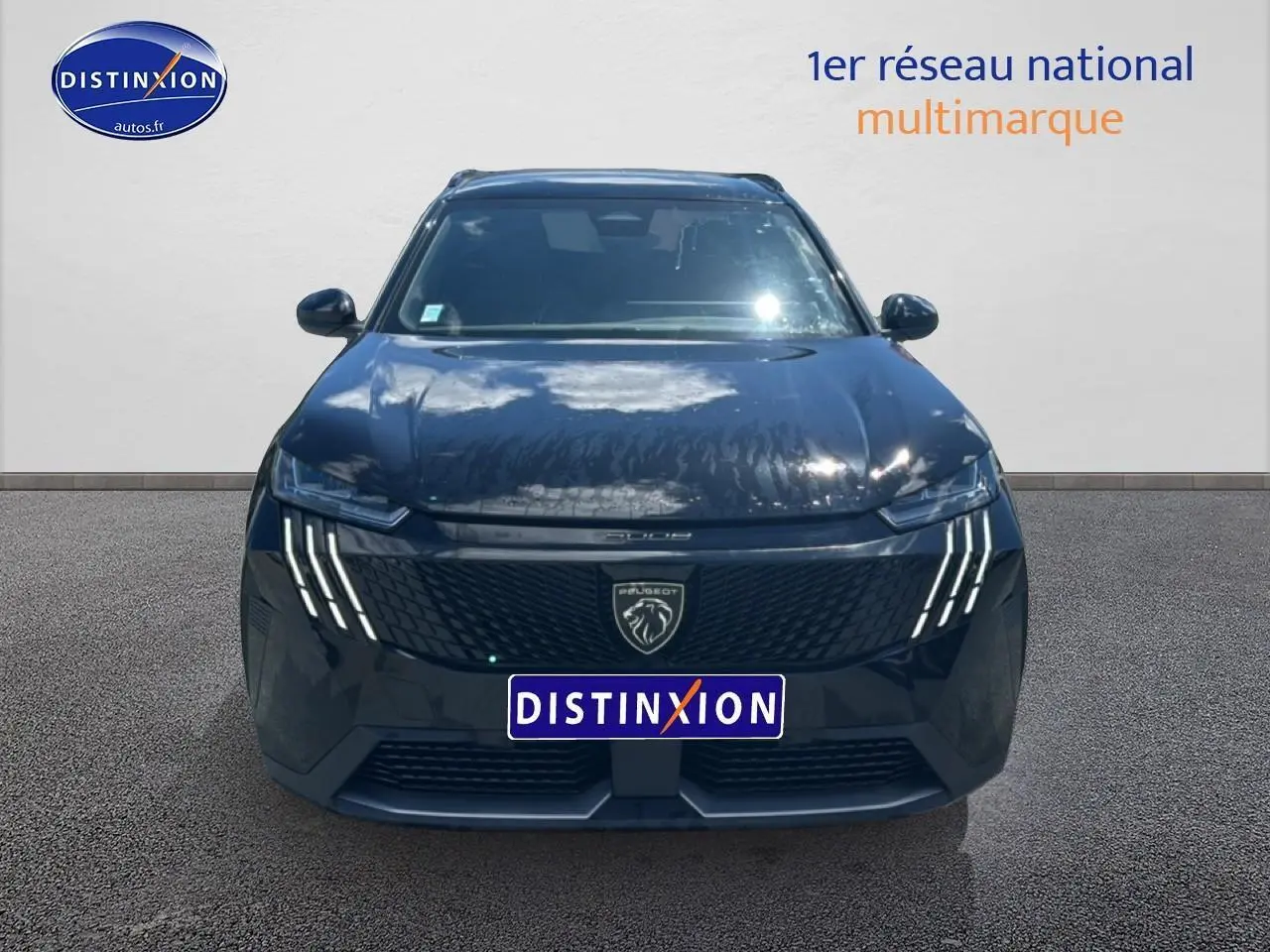 Vue frontale d'un Peugeot 5008 noir 2025 avec feux LED distinctifs et calandre imposante.