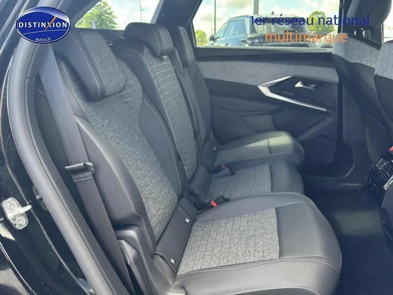 Vue intérieure côté droit sur la banquette arrière tissu gris et cuir noir du Peugeot 5008 Hybrid 145 allure e-dcs6 2025.