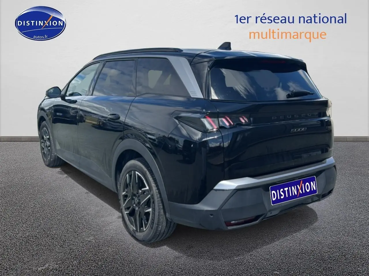 Vue 3/4 arrière droite d'un Peugeot 5008 noir 2025 avec feux arrière LED et jantes alu noires.