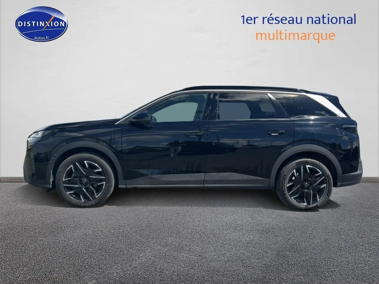 Profil côté gauche du Peugeot 5008 Hybrid 145 allure e-dcs6 noir 2025 avec jantes alu et vitres surteintées.