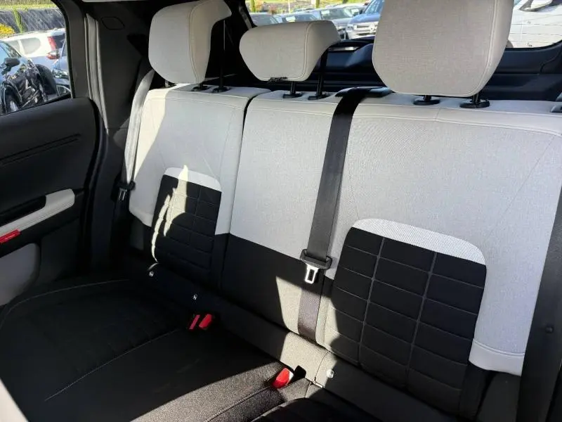 Vue intérieure de la banquette arrière bicolore noir et gris clair de la Citroën C3 électrique 2025.