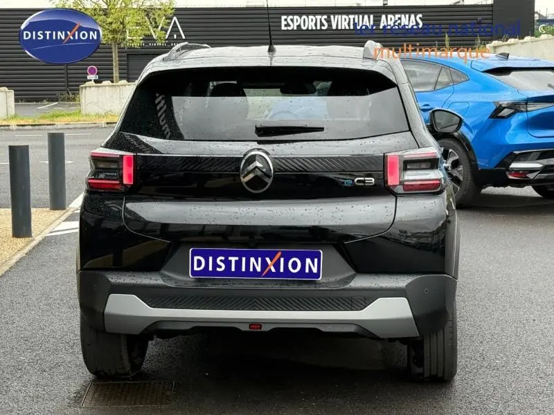 Vue arrière d'une Citroën C3 électrique 2025 en noir Perla Nera avec feux LED et lunette arrière surteintée.