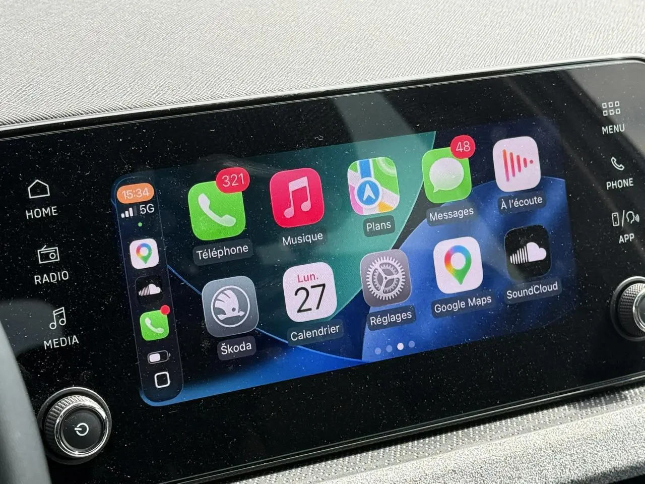 Écran tactile 8,25 pouces du système multimédia Skoda Scala TSI 116 DSG7 en gros plan, avec interface Apple CarPlay.