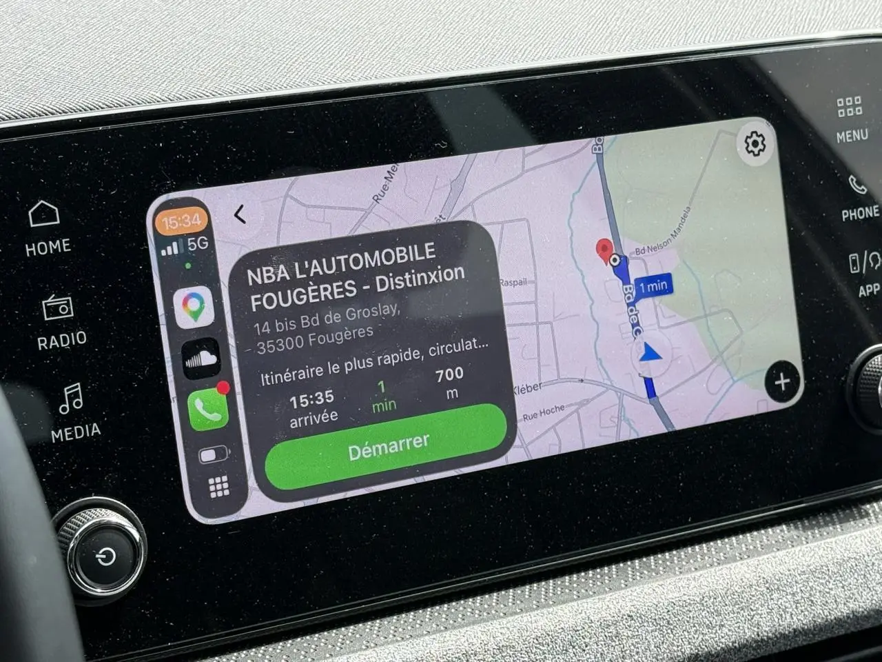 Écran tactile central 8,25'' de la Skoda Scala TSI 116 DSG7 affichant un itinéraire GPS en intérieur.