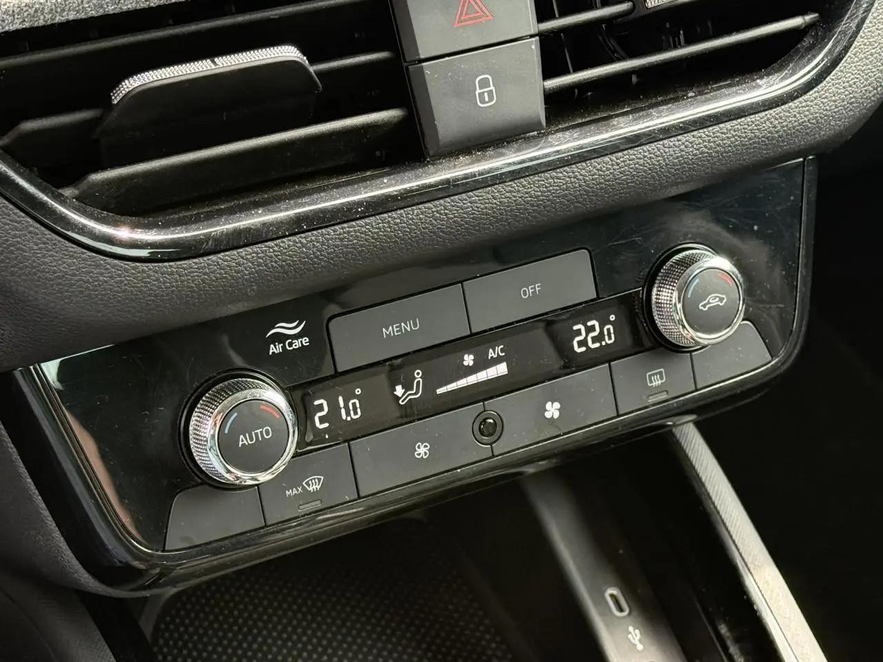 Détail de la console centrale avec climatisation automatique bi-zone affichant 21°C et 22°C dans une Skoda Scala Gris Reflex.