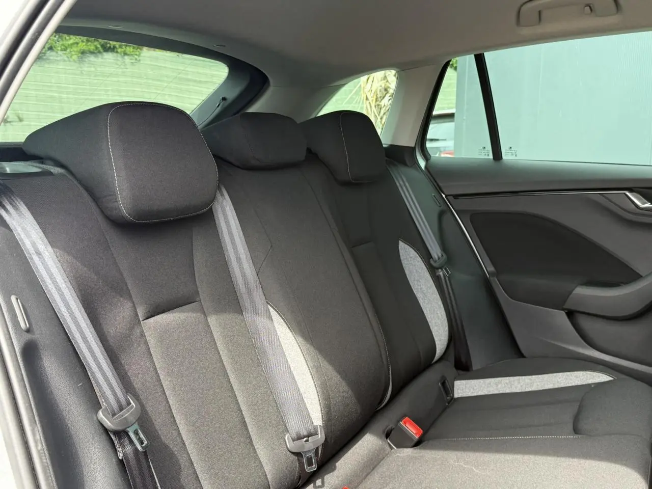 Vue intérieure côté droit des sièges arrière noirs avec inserts gris de la Skoda Scala TSI 116 DSG7 Sélection 2025.