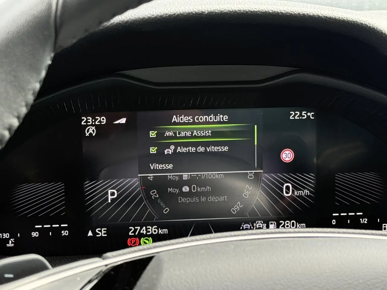 Vue rapprochée du tableau de bord numérique de la Skoda Scala gris Reflex, affichant les aides à la conduite activées.